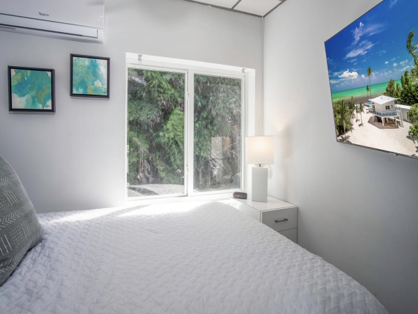 Islamorada Three Bedroom Home with Full Ocean View & Pool